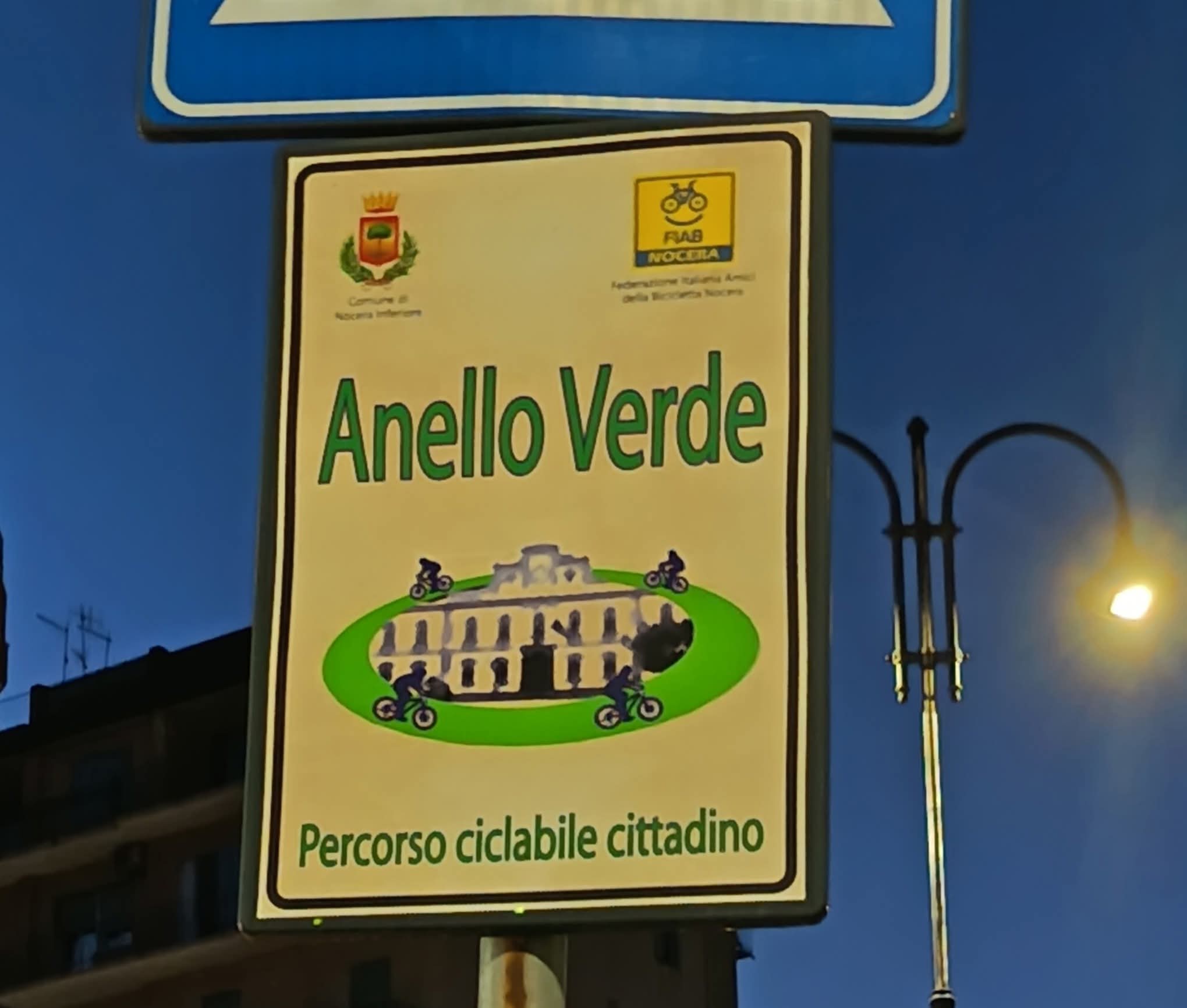 Caos a pedali a Nocera Inferiore: due cartelli, una piazza e zero chiarezza