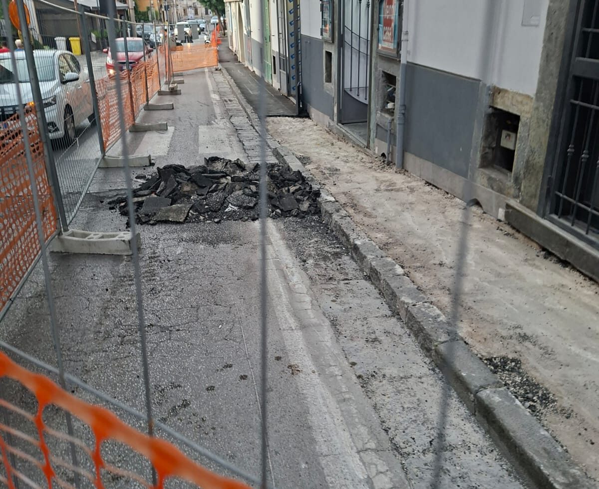Via Astuti, il marciapiede eterno: scavano, asfaltano, risbagliano. Chi paga l’incompetenza?