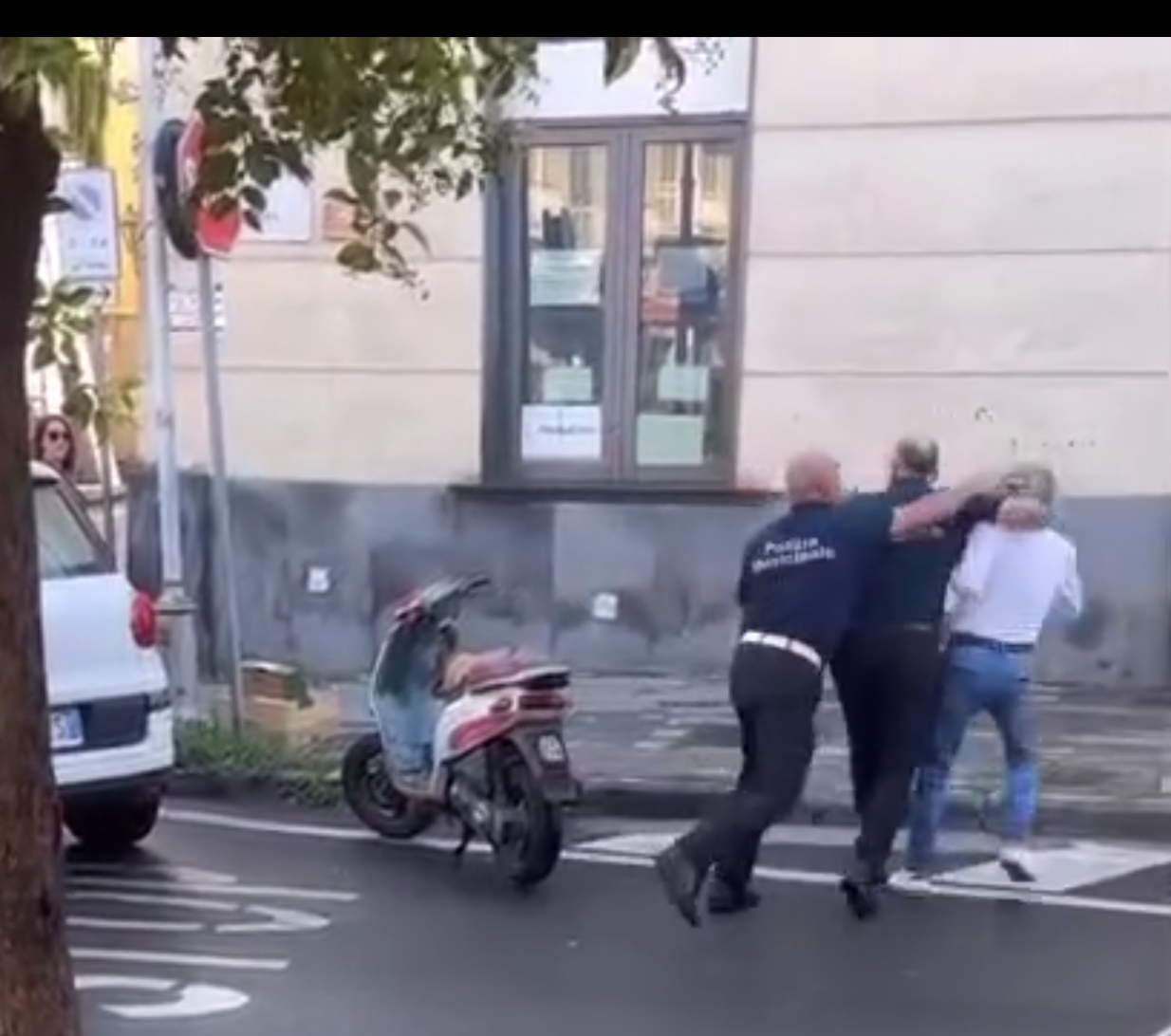 Pagani, vigile colpisce un anziano durante un diverbio