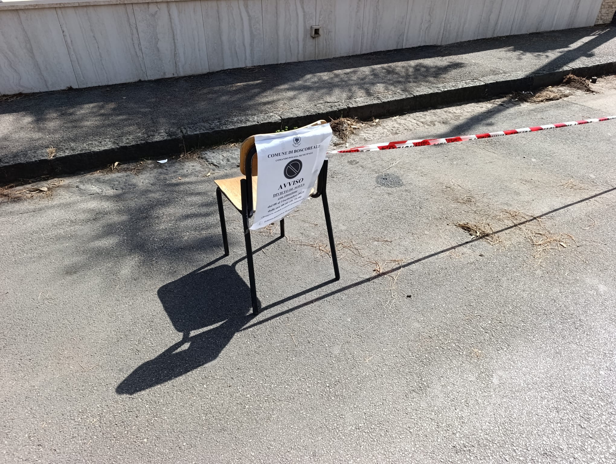 Boscoreale, scuola Cangemi: i genitori dicono no ai doppi turni e le sedioline diventano segnali stradali