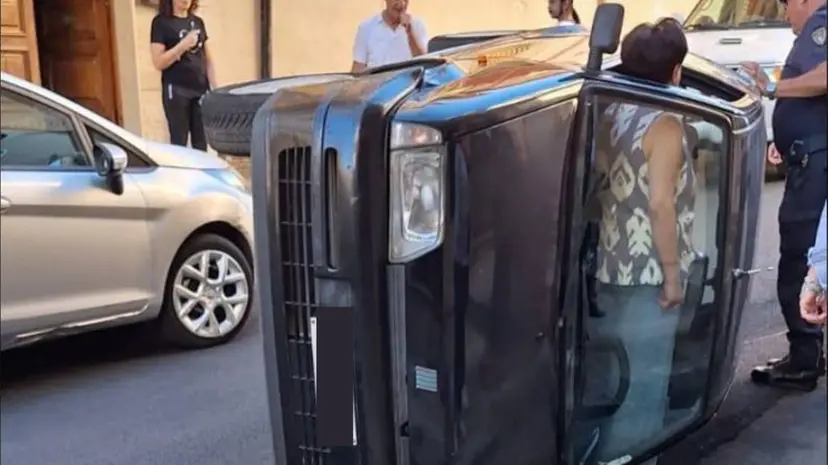 Acri, la donna-pilota resta in piedi in un’auto ribaltata