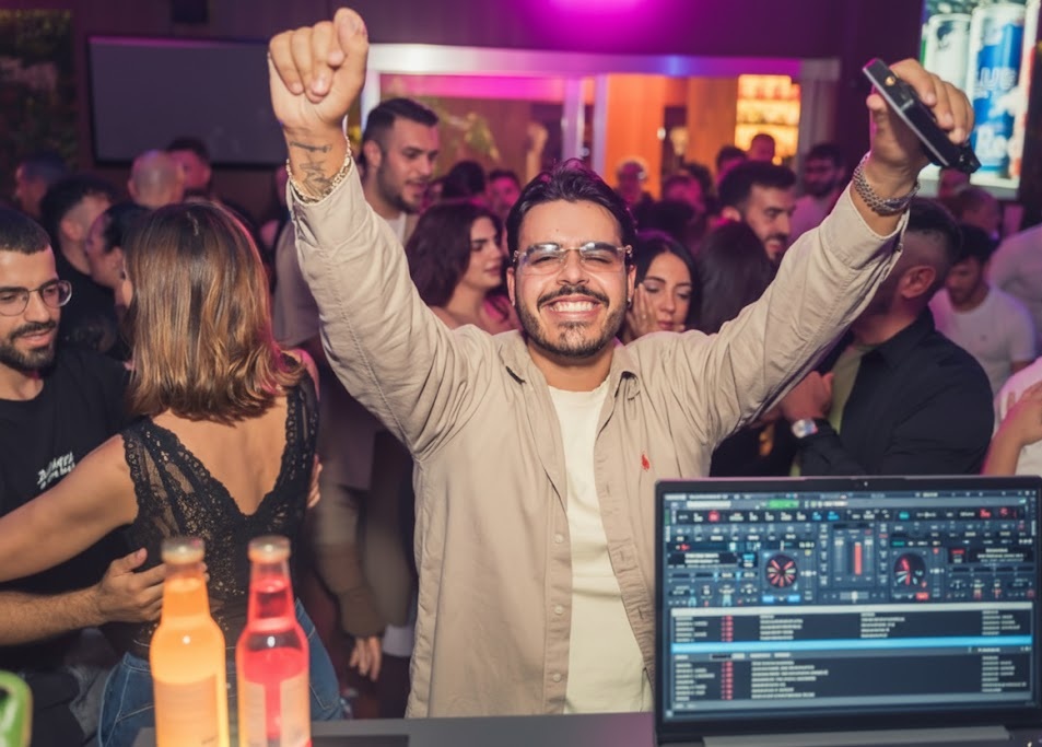 Torna il “Martedì Latino” con ingresso libero al Bar Mediterraneo: Mercato San Severino diventa “capitale” della musica caraibica con Maurizio Bollo