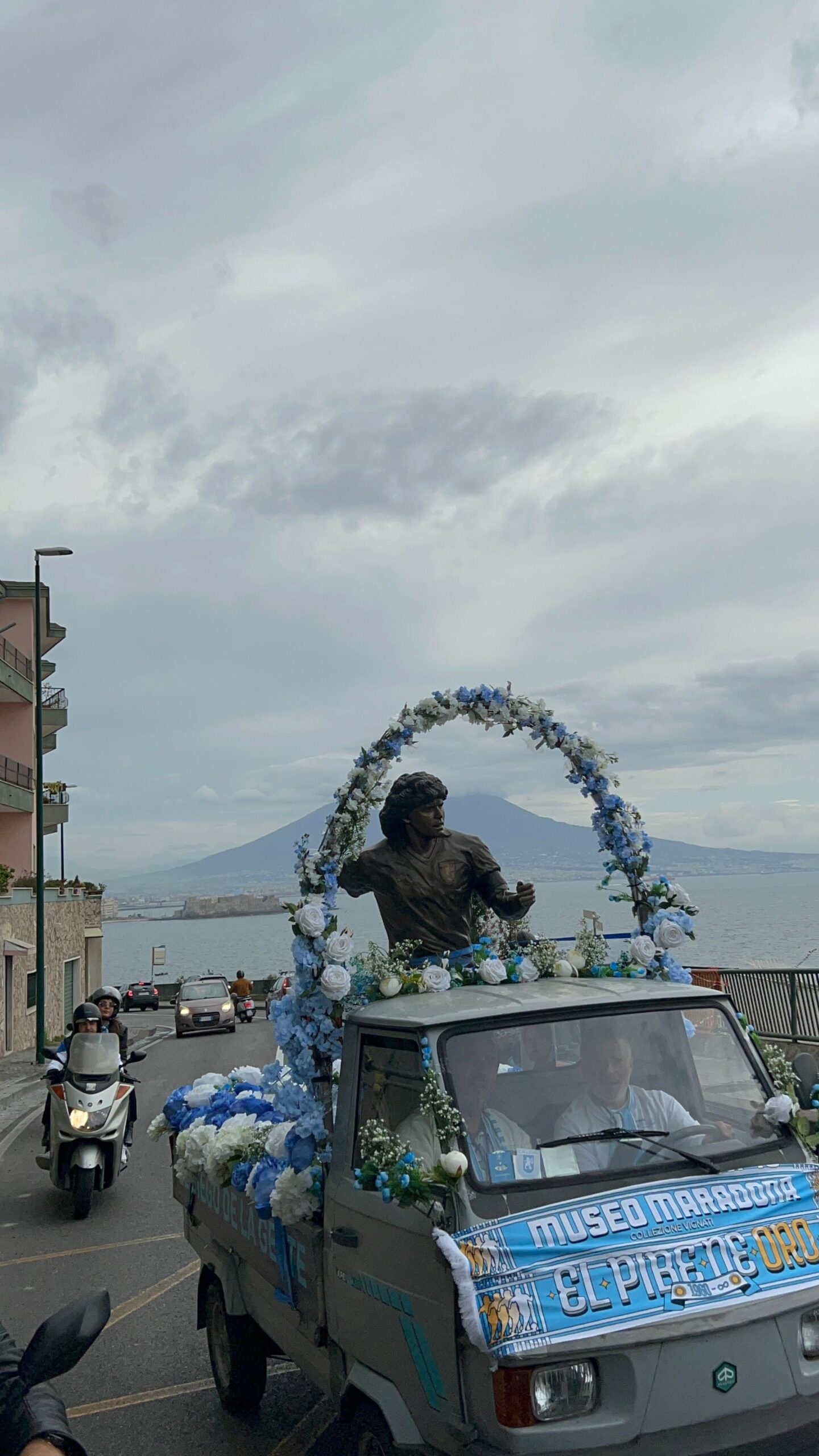 Napoli celebra Diego: la città in cammino con il suo re eterno