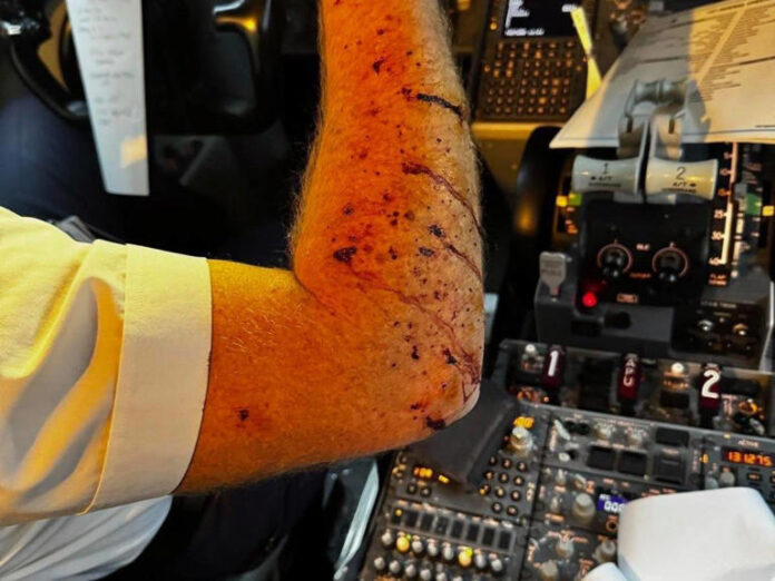 boein colpito da detrito spaziale