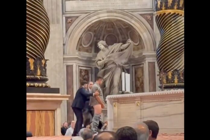 uomo_urina_sanpietro_altare_x_2025