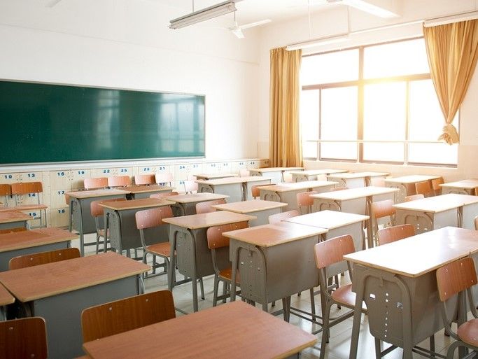 Scuola-banchi-vuoti-1_690 Stipendi scuola 2026: cosa cambia con il nuovo contratto?