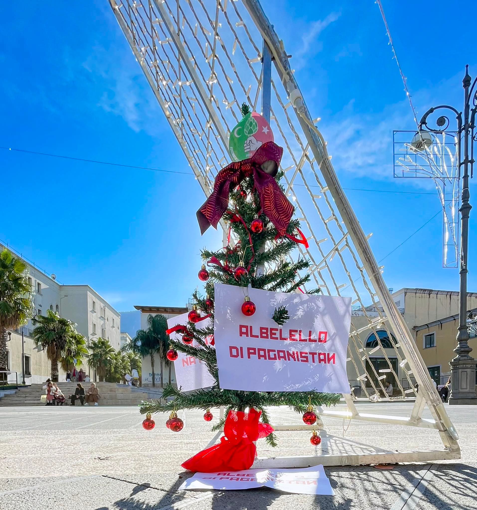 L’“Albelello di Paganistan” spunta a Natale: satira e curiosità davanti all’Auditorium