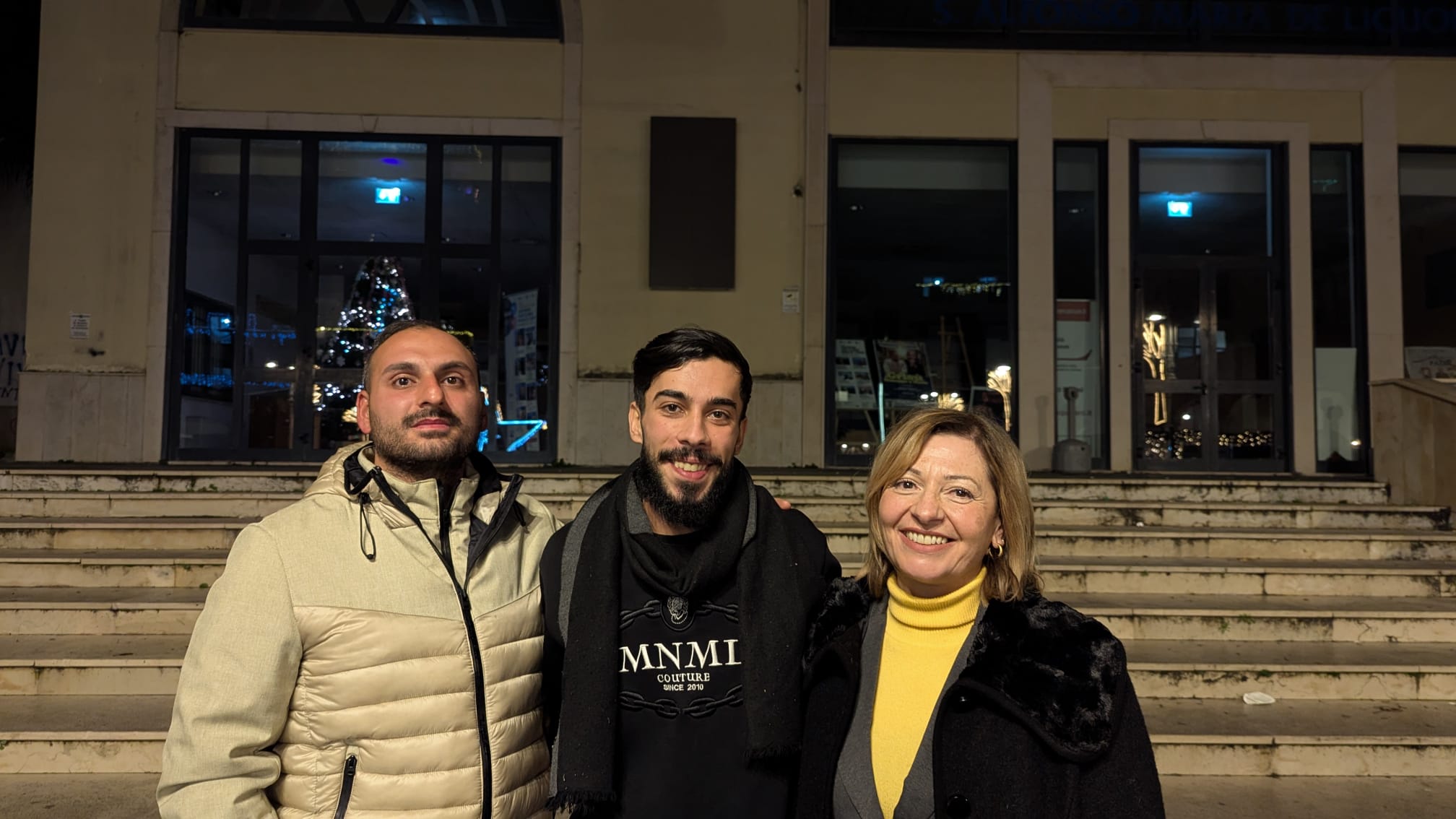 Pagani, la Villa Comunale si accende di pace e tradizione con il presepe vivente “No cchiù guerra – è nato già lo rre d’ammore”