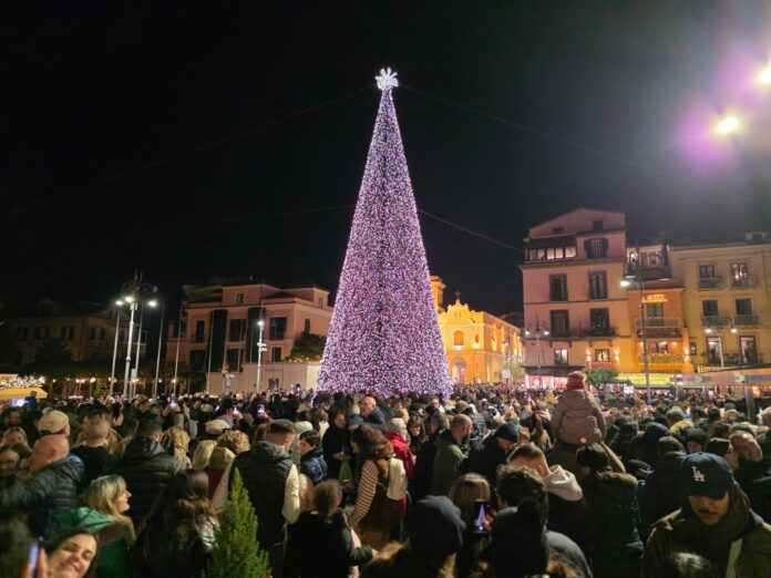 Acceso l’albero di Natale a Sorrento: la città si illumina tra arte, cultura e gentilezza