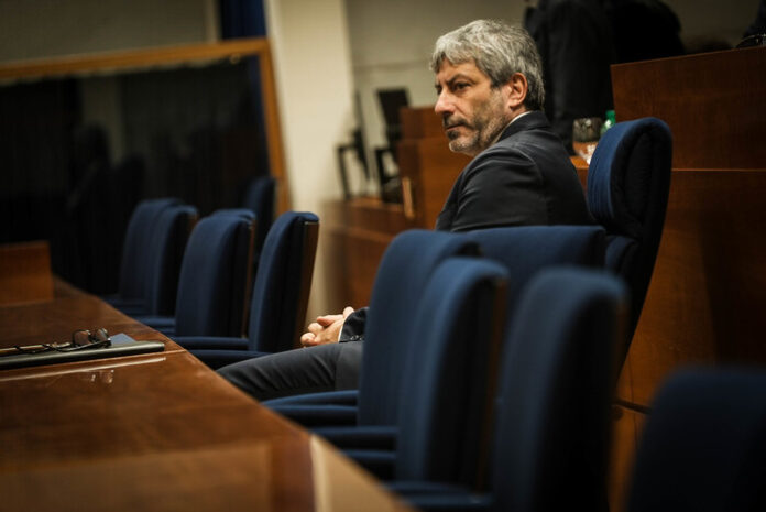 Consiglio regionale Campania: Fico entra da solo in aula