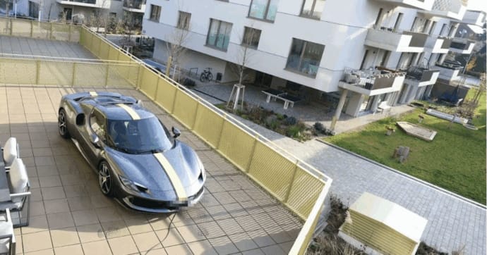 ferrari sul balcone