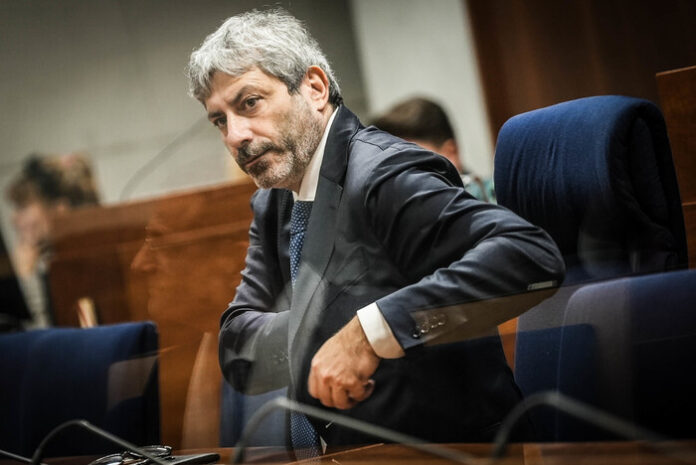 Primo Consiglio Rewgionale della Campania con Roberto Fico presidente.