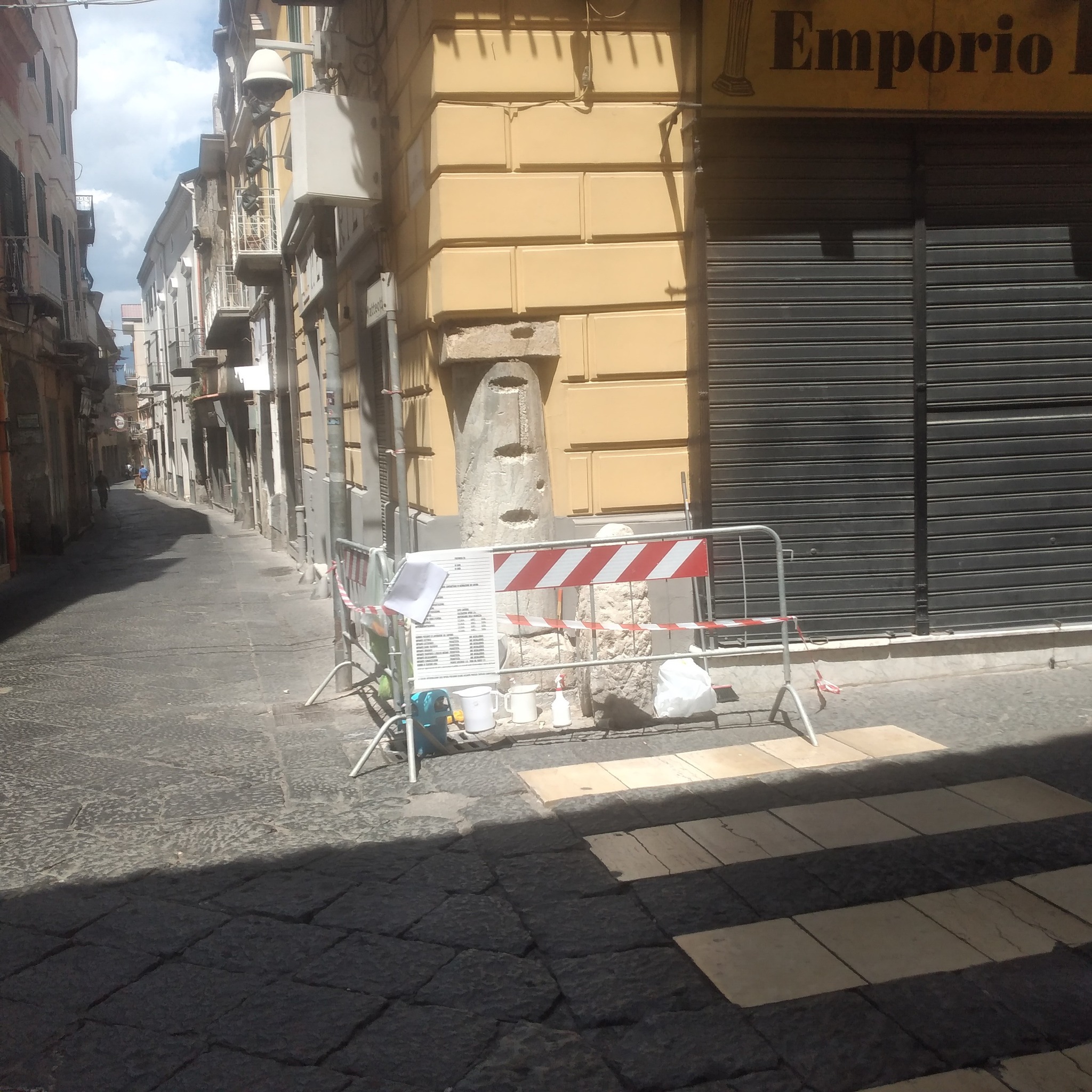 Pagani. Giallo sul restauro del togato romano: tra ritardi infiniti e rimpalli di responsabilità, il Comune liquida ma l’opera resta incompiuta. “Lavori da rifare” commenta la restauratrice