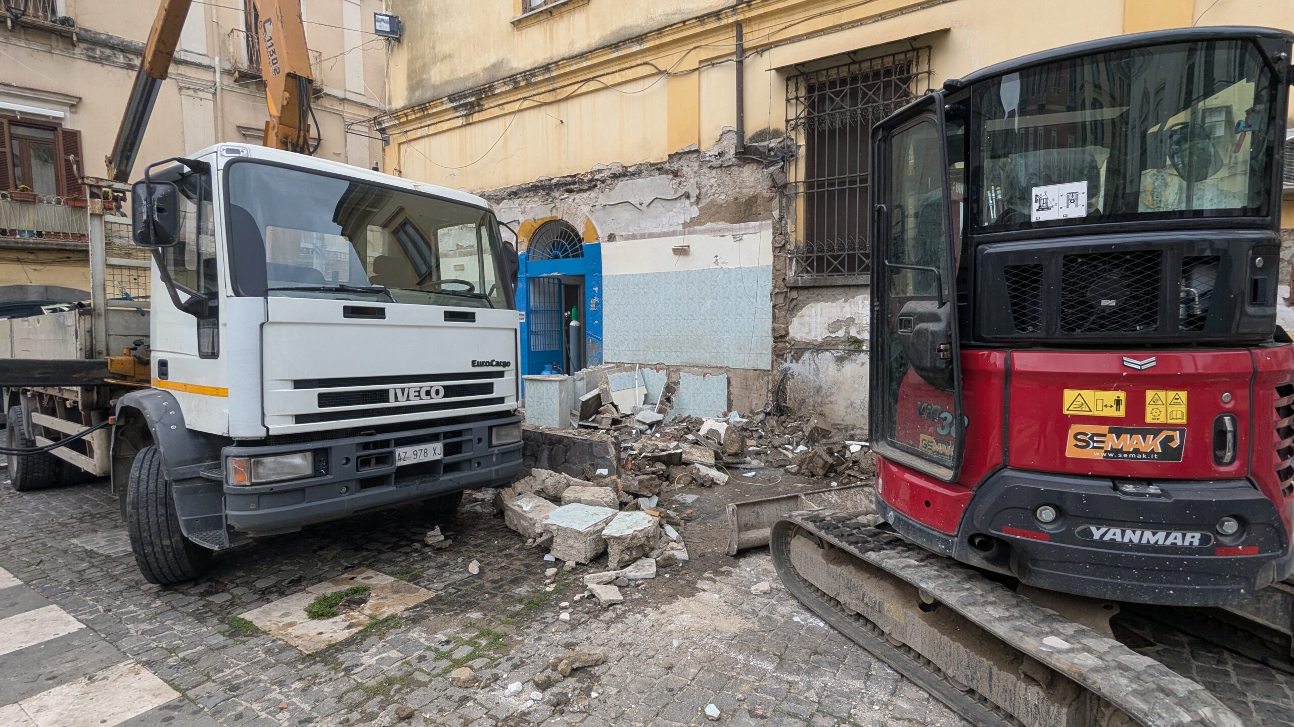 Pagani, abbattimento del primo fabbricato in Piazza Corpo di Cristo: disagi per residenti e commercianti