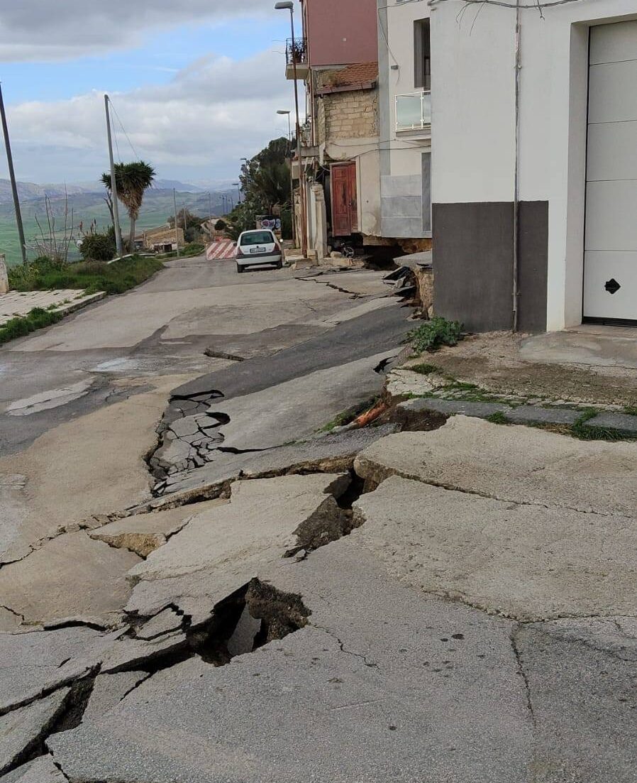Niscemi, frana dopo il maltempo: evacuate circa 500 persone