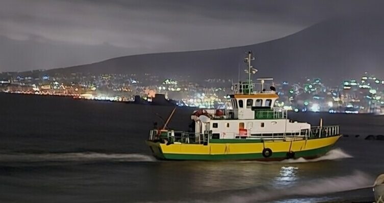 Imbarcazione spiaggiata a Castellammare di Stabia: intervento della Guardia Costiera al Miramare