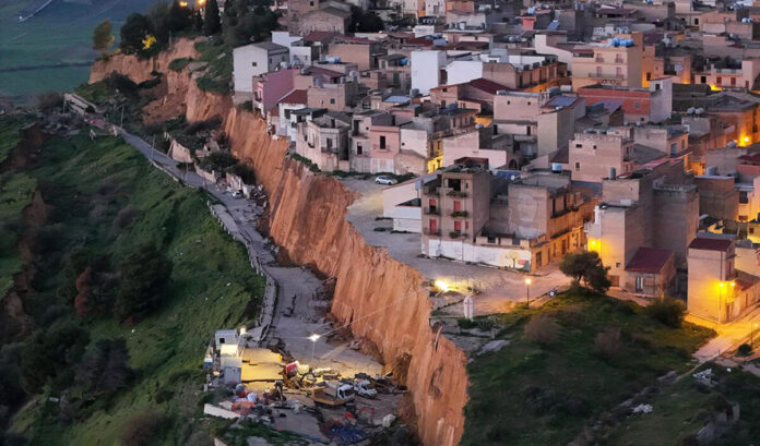 niscemi frana Niscemi, frana senza tregua: crolla una palazzina di tre piani